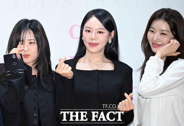 배우 최강희와 리사, 장희진(왼쪽부터)이 2일 오후 서울 종로구 대학로 이음아트홀에서 열린 연극 '클로저' 제작발표회에 참석해 포즈를 취하고 있다. /이새롬 기자