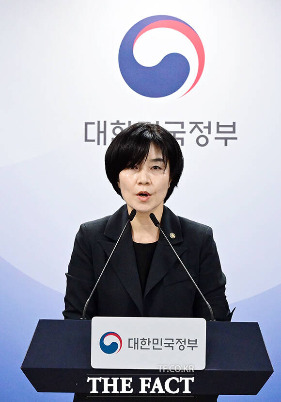현수엽 보건복지부 1차관(왼쪽)이 2일 오전 서울 종로구 정부서울청사에서 아동학대 예방 및 대응 보완 대책을 발표하고 있다. /임영무 기자