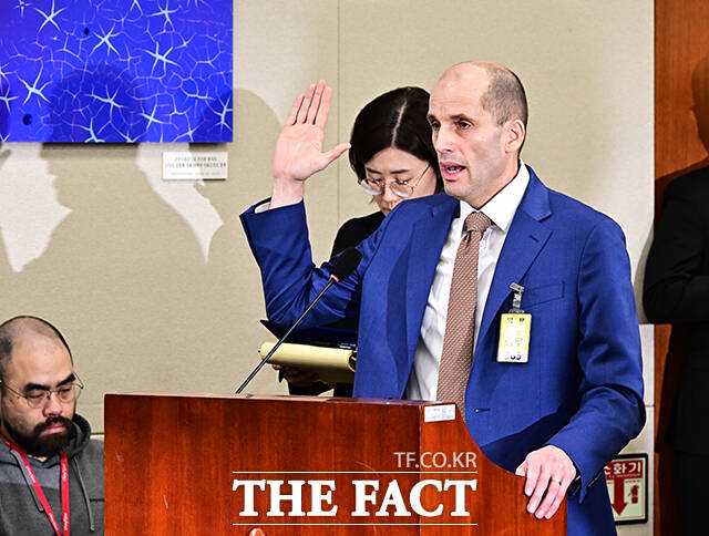 2일 경찰에 따르면 서울경찰청 반부패수사대는 국회증언감정법 위반 혐의를 받는 박대준 전 쿠팡 대표와 조용우 쿠팡 부사장, 윤혜영 쿠팡 감사 등 3명을 불구속 송치했다. 해롤드 로저스 대표와 김범석 쿠팡Inc 의장, 김유석 쿠팡 부사장, 강한승 전 쿠팡 대표 등 4명은 혐의없음으로 불송치했다. 사진은 로저스 대표가 지난해 12월31일 서울 여의도 국회에서 열린 쿠팡 사태 연석 청문회에 증인으로 출석해 선서하는 모습. /국회=배정한 기자