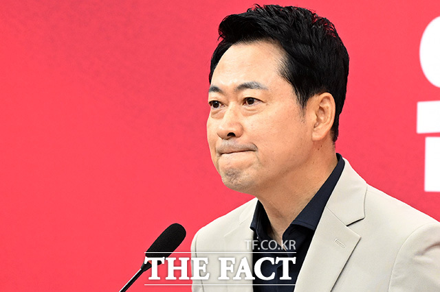 장동혁 국민의힘 대표가 당 안팎의 숱한 사퇴 요구를 물리치고 당협위원장 당원직선제도 절충안을 찾아내며 당이 안정을 되찾았다. 사진은 장동혁 국민의힘 대표가 2일 오전 서울 여의도 국회에서 현안 관련 기자회견을 열고 발언을 하고 있는 모습. /남용희 기자