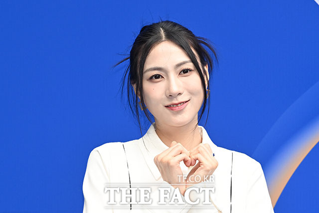그룹 에이핑크의 오하영이 2일 오전 서울 중구 동대문디자인플라자(DDP)에서 열린 2027 S/S 서울패션위크 라이 포토월에 참석해 포즈를 취하고 있다. /서예원 기자