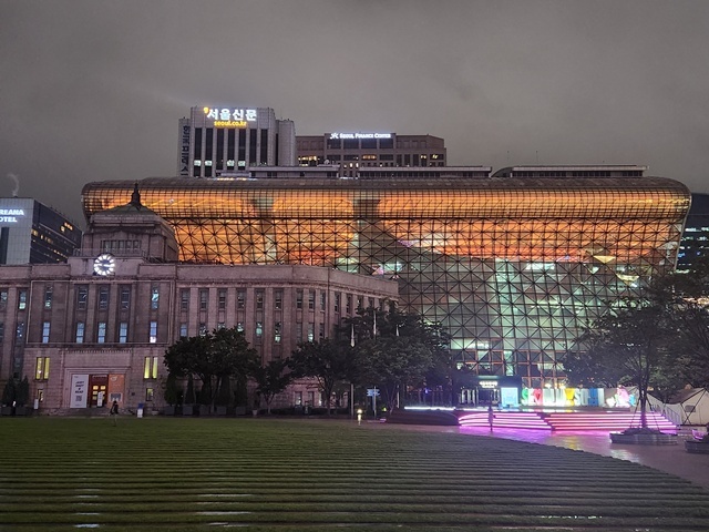 서울시는 시청사와 서울도서관 경관조명을 이달부터 점등한다. /서울시