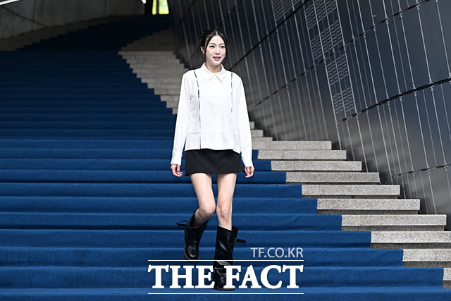 그룹 에이핑크의 오하영이 2일 오전 서울 중구 동대문디자인플라자(DDP)에서 열린 2027 S/S 서울패션위크 라이 포토월에 참석해 포즈를 취하고 있다. /서예원 기자