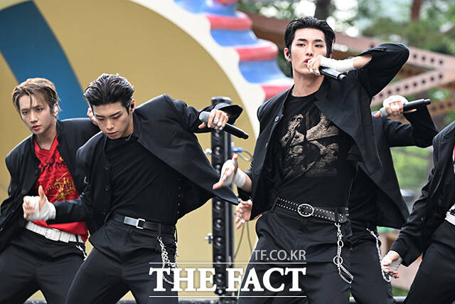 그룹 82메이저가 2일 오후 서울 중구 청계광장 무대에서 열린 두 번째 싱글 'HEAT(히트)' 발매 기념 라이브 행사에 참석해 타이틀곡 'Like Fire(라이크 파이어)' 무대를 선보이고 있다. /김성렬 기자