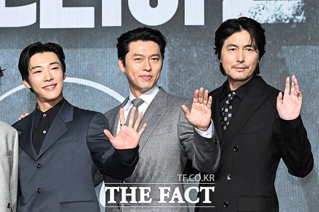 우민호 감독과 배우 차희, 노재원, 정성일, 원지안, 서은수, 우도환, 현빈, 정우성(왼쪽부터)이 2일 오전 서울 영등포구 여의도 콘래드 서울 호텔 그랜드볼룸에서 열린 디즈니+ 오리지널 시리즈 '메이드 인 코리아 시즌2' 제작발표회에 참석해 포즈를 취하고 있다. /김성렬 기자
