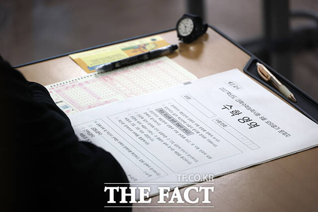 2027학년도 대학수학능력시험 9월 모의평가가 치러진 2일 오전 서울 양천구 종로학원 본원에서 수험생들이 OMR카드를 작성하고 있다. /배정한 기자