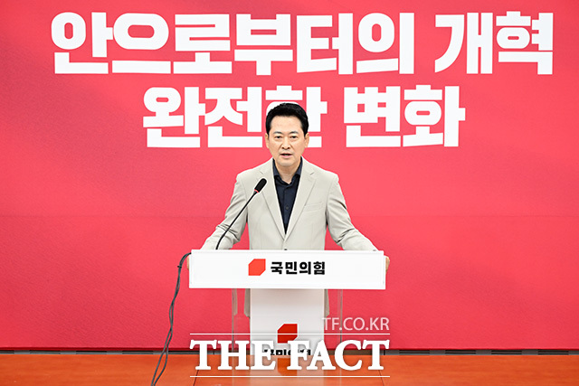 쇄신보다는 조직 정비에, 혁신보다는 당내 권력 구조를 둘러싼 논의에 무게가 실렸다는 지적이 나올 수밖에 없다. 사진은 장동혁 국민의힘 대표가 2일 오전 서울 여의도 국회에서 현안 관련 기자회견을 열고 발언을 하고 있는 모습. /남용희 기자