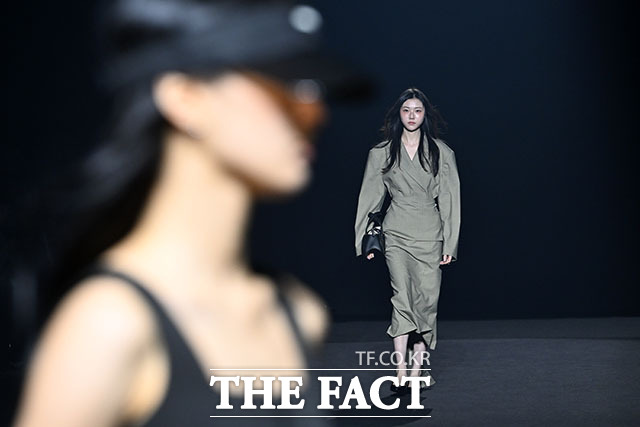 2027 S/S 서울패션위크 데일리미러 쇼가 2일 오후 서울 중구 동대문디자인플라자(DDP)에서 열린 가운데 모델들이 런웨이를 걷고 있다. /서예원 기자