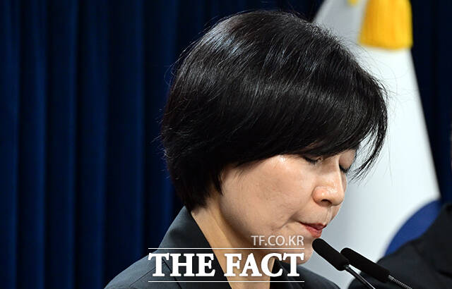 현수엽 보건복지부 1차관(왼쪽)이 2일 오전 서울 종로구 정부서울청사에서 아동학대 예방 및 대응 보완 대책을 발표하고 있다. /임영무 기자