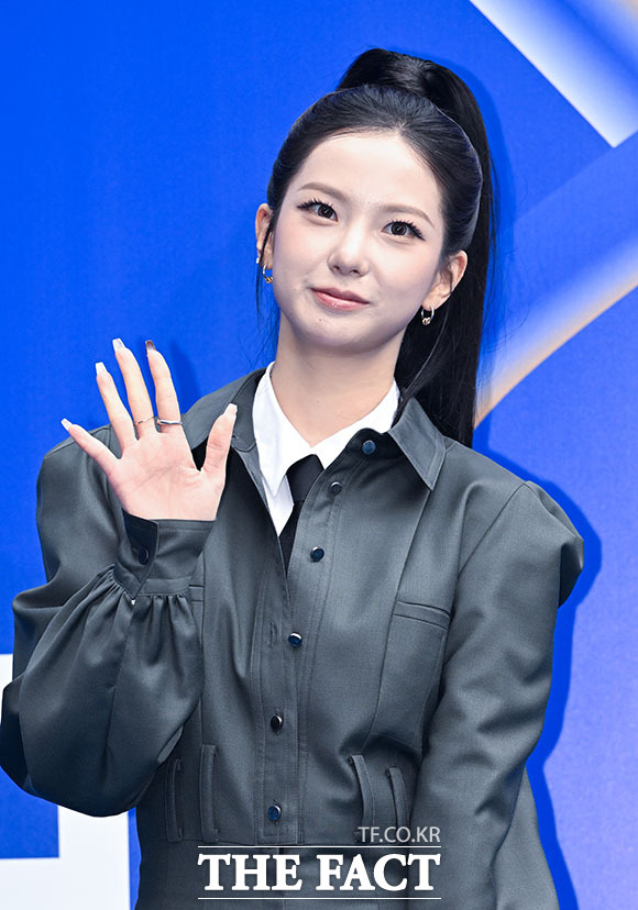 그룹 케플러의 최유진이 2일 오후 서울 중구 동대문디자인플라자(DDP)에서 열린 2027 S/S 서울패션위크 데일리미러 포토월에 참석해 포즈를 취하고 있다. /서예원 기자