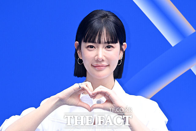 배우 클라라가 2일 오전 서울 중구 동대문디자인플라자(DDP)에서 열린 2027 S/S 서울패션위크 라이 포토월에 참석해 포즈를 취하고 있다. /서예원 기자
