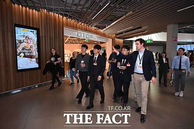 스키폴국제공항에서 진행된 미디어 투어에서 팀 로아스 스키폴국제공항 국제협력부장이 라운지를 소개하고 있다. /암스테르담=공항사진기자단