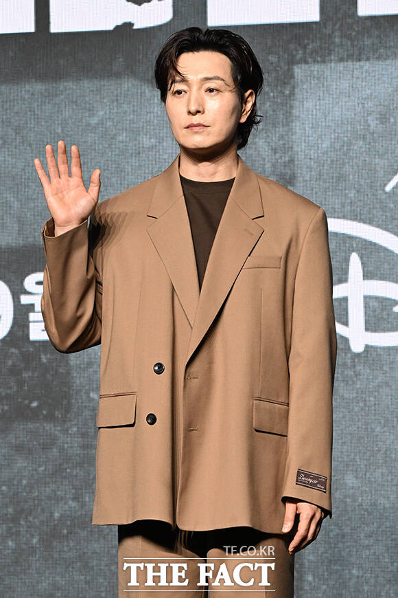 우민호 감독과 배우 차희, 노재원, 정성일, 원지안, 서은수, 우도환, 현빈, 정우성(왼쪽부터)이 2일 오전 서울 영등포구 여의도 콘래드 서울 호텔 그랜드볼룸에서 열린 디즈니+ 오리지널 시리즈 '메이드 인 코리아 시즌2' 제작발표회에 참석해 포즈를 취하고 있다. /김성렬 기자