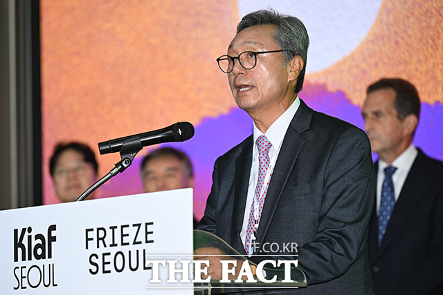 개회사를 하는 이성훈 한국화랑협회 회장.