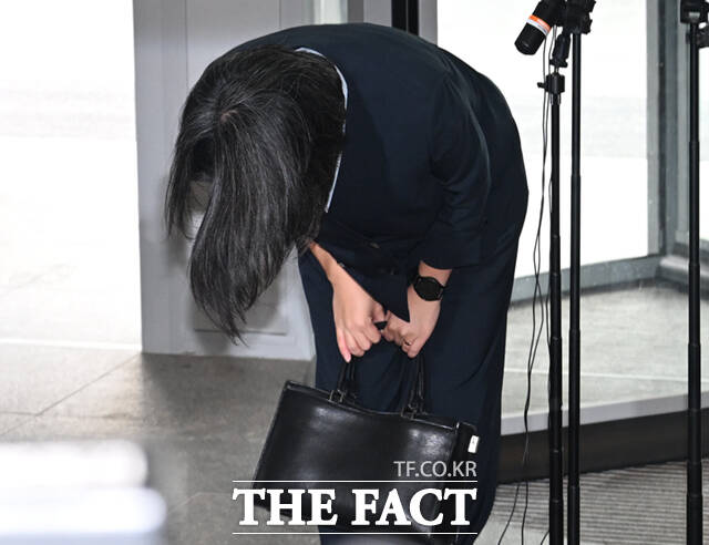 용혜인 성평등가족부 장관 후보자가 2일 서울 서대문구 한국청소년활동진흥원에에 마련된 인사청문회 준비 사무실에 첫 출근하며 입장을 밝히고 있다. /이새롬 기자