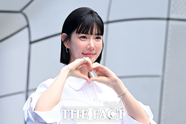 배우 클라라가 2일 오전 서울 중구 동대문디자인플라자(DDP)에서 열린 2027 S/S 서울패션위크 라이 포토월에 참석해 포즈를 취하고 있다. /서예원 기자