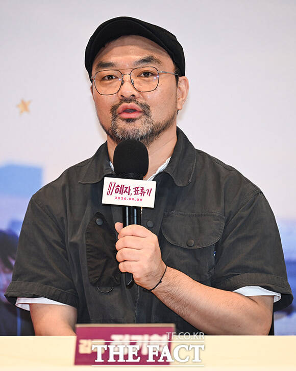 배우 정은지가 발언하고 있다.