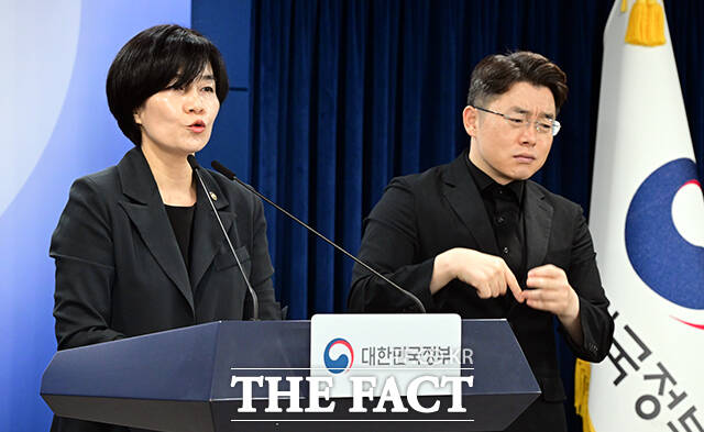 현수엽 보건복지부 1차관(왼쪽)이 2일 오전 서울 종로구 정부서울청사에서 아동학대 예방 및 대응 보완 대책을 발표하고 있다. /임영무 기자