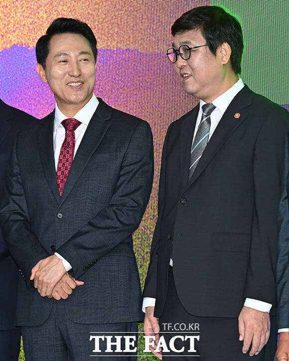 대화하는 오세훈 시장과 최휘영 장관.