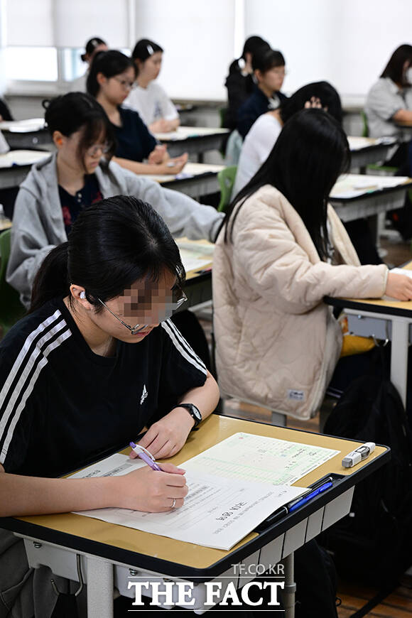 2027학년도 대학수학능력시험 9월 모의평가 시행일인 2일 오전 서울 마포구 서울여고에서 한 수험생이 휴지로 귀를 막은 채 시험 응시를 준비하고 있다. /남윤호 기자