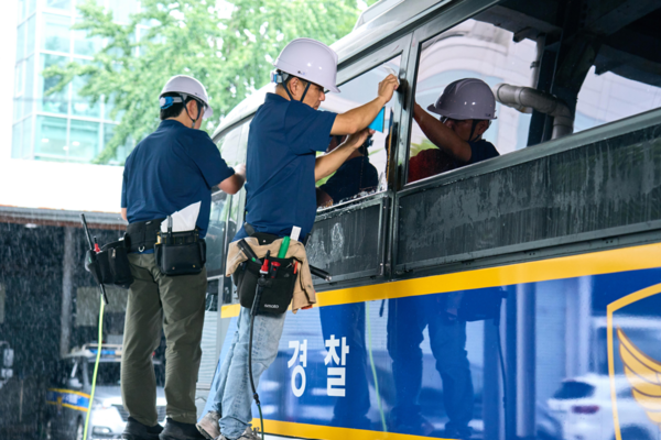 현대자동차그룹이 한여름 폭염과 싸우는 경찰관들을 위해 '나노 쿨링' 신기술을 시범 적용했다. 사진은 나노 쿨링 필름 부착 모습 / 현대자동차그룹
