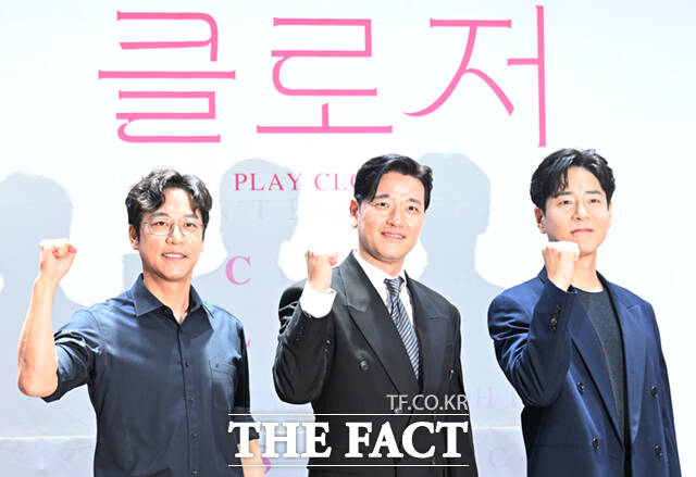배우 오만석과 배수빈, 홍우진(왼쪽부터)이 2일 오후 서울 종로구 대학로 이음아트홀에서 열린 연극 '클로저' 제작발표회에 참석해 포즈를 취하고 있다. /이새롬 기자