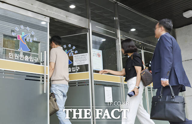 홈플러스 회생계획안 의결을 위한 관계인집회가 2일 서울 서초동 서울회생법원에서 열리는 가운데, 관계자들이 법원에 참석하고 있다. /이새롬 기자