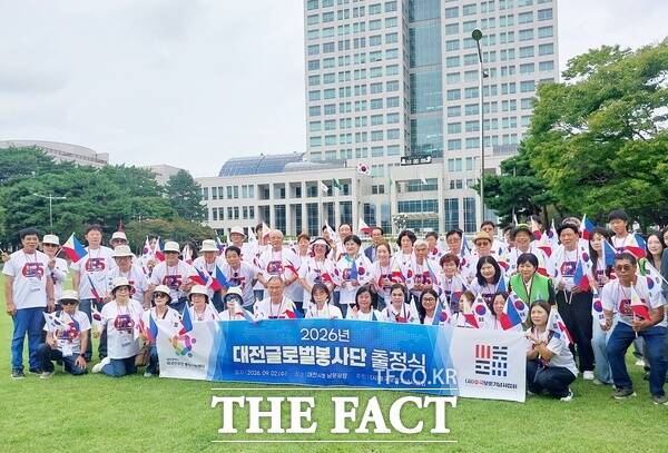 호국보훈기념사업회 글로벌봉사단이 44명이 2일 대전시청 남문 앞에서 3박 5일간 필리핀 마닐라와 바꼴 일원에서 6·25 참전용사 위문과 수해지역 긴급구호 봉사 등 필리핀 해외 봉사 원정길에 올랐다. /선치영 기자