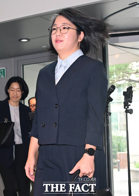 용혜인 성평등가족부 장관 후보자가 2일 서울 서대문구 한국청소년활동진흥원에에 마련된 인사청문회 준비 사무실에 첫 출근하며 입장을 밝히고 있다. /이새롬 기자