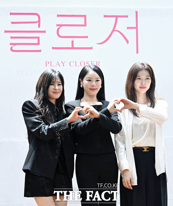 배우 최강희와 리사, 장희진(왼쪽부터)이 2일 오후 서울 종로구 대학로 이음아트홀에서 열린 연극 '클로저' 제작발표회에 참석해 포즈를 취하고 있다. /이새롬 기자