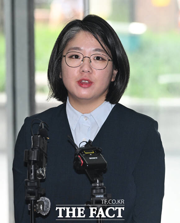 용혜인 성평등가족부 장관 후보자가 2일 서울 서대문구 한국청소년활동진흥원에에 마련된 인사청문회 준비 사무실에 첫 출근하며 입장을 밝히고 있다. /이새롬 기자