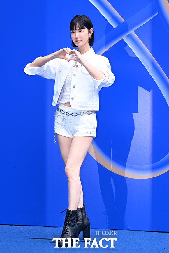 배우 클라라가 2일 오전 서울 중구 동대문디자인플라자(DDP)에서 열린 2027 S/S 서울패션위크 라이 포토월에 참석해 포즈를 취하고 있다. /서예원 기자