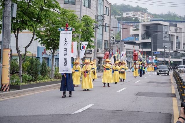 서울 성북구는 오는 12일 성북동 선잠단지에서 양잠의 풍요와 안녕을 기원하는 전통 국가 제례인 '제30회 선잠제'를 개최한다고 2일 밝혔다. 사진은 지난해 열린 선잠제 제관행렬 모습. /성북구