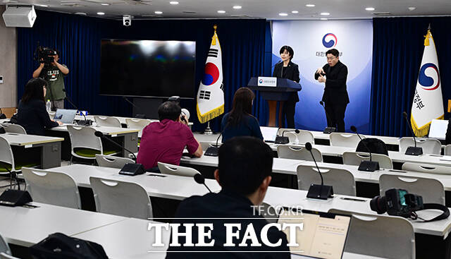 현수엽 보건복지부 1차관(왼쪽)이 2일 오전 서울 종로구 정부서울청사에서 아동학대 예방 및 대응 보완 대책을 발표하고 있다. /임영무 기자