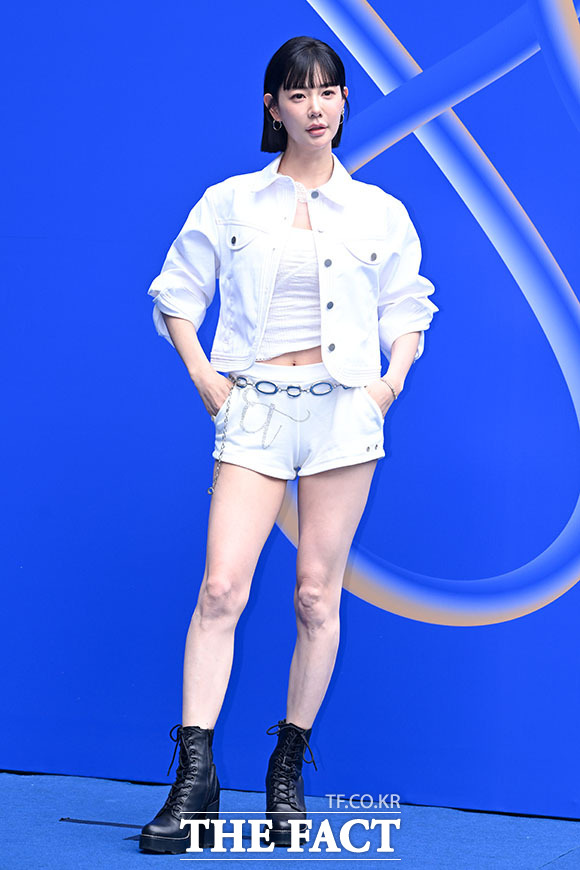 배우 클라라가 2일 오전 서울 중구 동대문디자인플라자(DDP)에서 열린 2027 S/S 서울패션위크 라이 포토월에 참석해 포즈를 취하고 있다. /서예원 기자