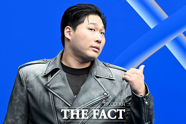 배우 문지훈(스윙스)이 2일 오후 서울 중구 동대문디자인플라자(DDP)에서 열린 2027 S/S 서울패션위크 얼킨 포토월에 참석해 포즈를 취하고 있다. /박상민 기자