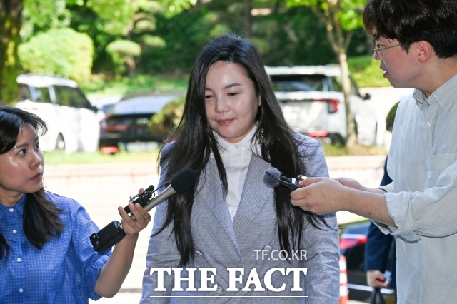 294억 사기 혐의 10월 첫 재판…242억 IP 계약의 진실은? 300억원대 사기 혐의를 받는 차가원 피아크그룹 회장 겸 원헌드레드 대표가 지난 달 3일 오전 서울 서초구 서울중앙지방법원에서 열린 구속 전 피의자 심문(영장실질심사)에 출석하고 있다. /서예원 기자