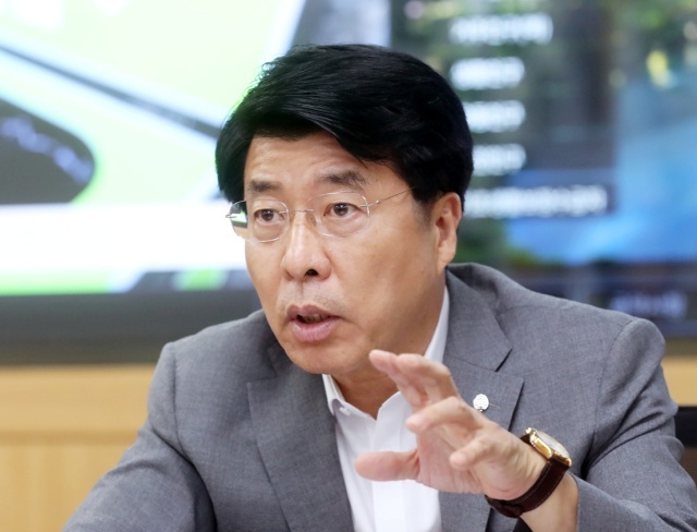 서울 송파구가 주민의 재산세 부담을 줄이는 세법 개정 두 건을 행정안전부에 건의했다. 사진은 서강석 송파구청장. /송파구