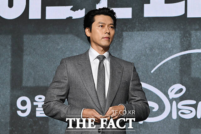 우민호 감독과 배우 차희, 노재원, 정성일, 원지안, 서은수, 우도환, 현빈, 정우성(왼쪽부터)이 2일 오전 서울 영등포구 여의도 콘래드 서울 호텔 그랜드볼룸에서 열린 디즈니+ 오리지널 시리즈 '메이드 인 코리아 시즌2' 제작발표회에 참석해 포즈를 취하고 있다. /김성렬 기자