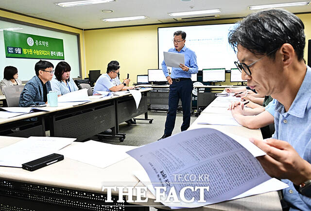 대학수학능력시험(수능) 전 마지막 모의평가인 9월 모의평가가 2일 전국에서 시작된 가운데 서울 양천구 종로학원 본원 모의평가 분석상황실에서 임성호 종로학원 대표와 강사진들이 국어영역 문제에 대해 분석을 하고 있다. /배정한 기자