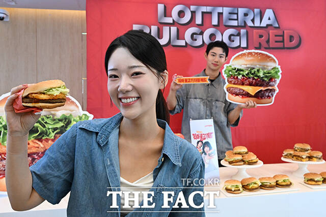 롯데리아 신제품 '리아 불고기 레드'와 '리아 불고기 더블 레드' 출시 행사가 2일 오전 서울 용산구 롯데리아 숙대입구점에서 열린 가운데 모델들이 신제품을 선보이고 있다. /김성렬 기자