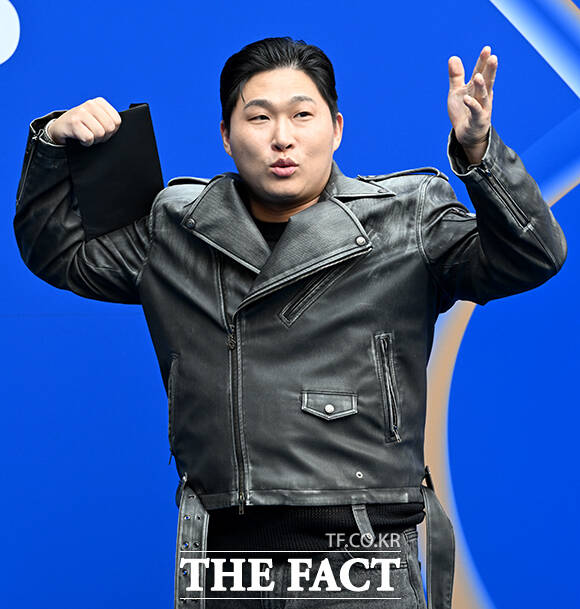 배우 문지훈(스윙스)이 2일 오후 서울 중구 동대문디자인플라자(DDP)에서 열린 2027 S/S 서울패션위크 얼킨 포토월에 참석해 포즈를 취하고 있다. /박상민 기자