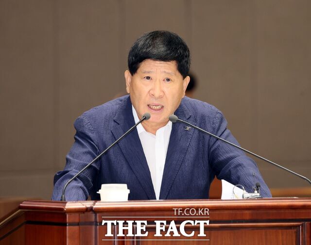 홍성현 충남도의회 의원이 제371회 임시회 제2차 본회의 도정질문에서 질의하고 있다. /충남도의회