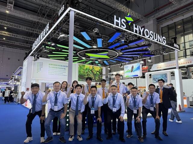 오는 3일까지 중국 상하이 국가전시장에서 열리는 'CCE 2026'에 참가한 HS효성첨단소재 임직원들이 기념 촬영을 하고 있다. /HS효성첨단소재