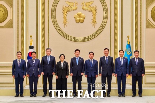 지난달 27일 이재명 대통령 시장·군수·구청장 초청 오찬 간담회에서 대전 지역 구청장들이 이 대통령과 기념촬영을 하고 있다. 사진에서는 전문학 대전시 서구청장의 모습을 찾을 수 없다. /황인호 동구청장 페이스북