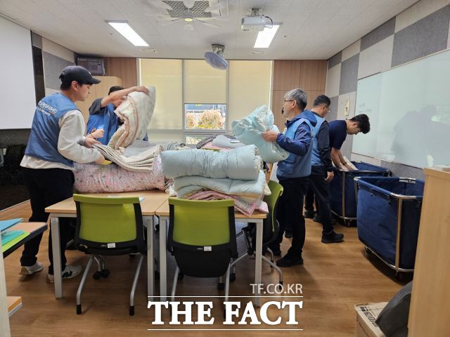 광양제철소 행복이음 세탁 재능봉사단이 이불세탁을 하고 있다. /광양제철소