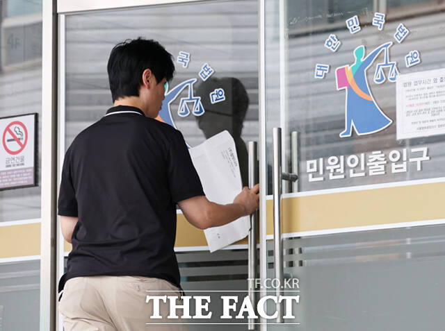 홈플러스 회생계획안 의결을 위한 관계인집회가 2일 서울 서초동 서울회생법원에서 열리는 가운데, 관계자들이 법원에 참석하고 있다. /이새롬 기자