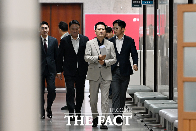 장 대표가 의원총회에서 모인 반대 의견을 수용하면서도 당원직선제의 첫발을 내딛는 절충안을 고안해 당내 반발을 조기에 수습했다. 사진은 장동혁 국민의힘 대표가 2일 오전 서울 여의도 국회에서 현안 관련 기자회견에 참석하고 위해 걸어가는 모습. /남용희 기자