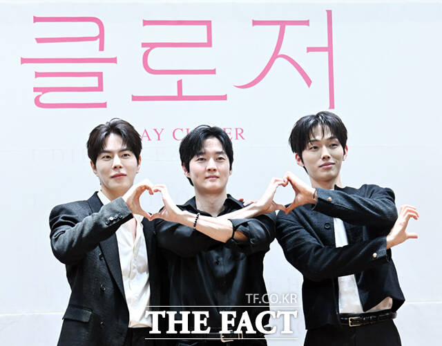 배우 홍종현과 강영석, 이도윤(왼쪽부터)이 2일 오후 서울 종로구 대학로 이음아트홀에서 열린 연극 '클로저' 제작발표회에 참석해 포즈를 취하고 있다.