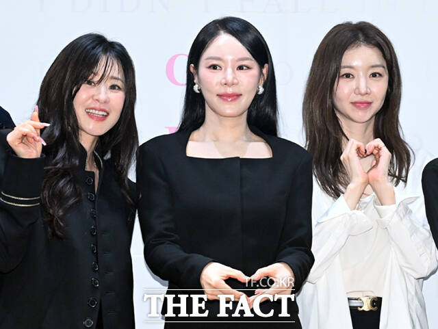 배우 최강희와 리사, 장희진(왼쪽부터)이 2일 오후 서울 종로구 대학로 이음아트홀에서 열린 연극 '클로저' 제작발표회에 참석해 포즈를 취하고 있다. /이새롬 기자
